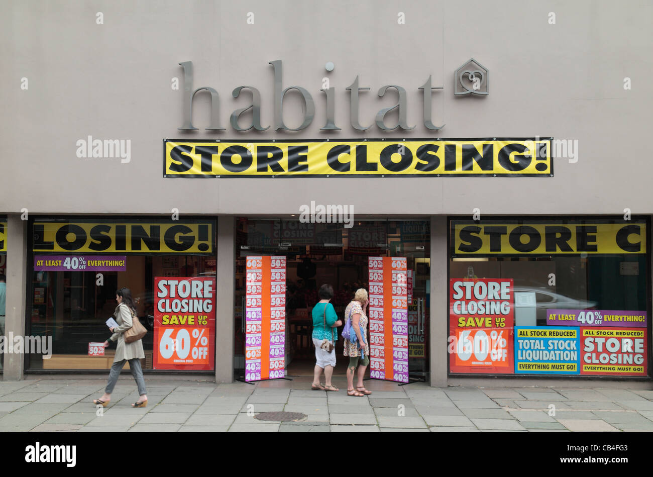 Schaufenster eine Habitat-Speichers, der auf Pfeffer-Straße, in Chester UK geschlossen ist. (Aug 2011) Stockfoto Schaufenster eine Habitat-Speichers, der auf Pfeffer-Straße, in Chester UK geschlossen ist. (Aug 2011) Stockfoto
