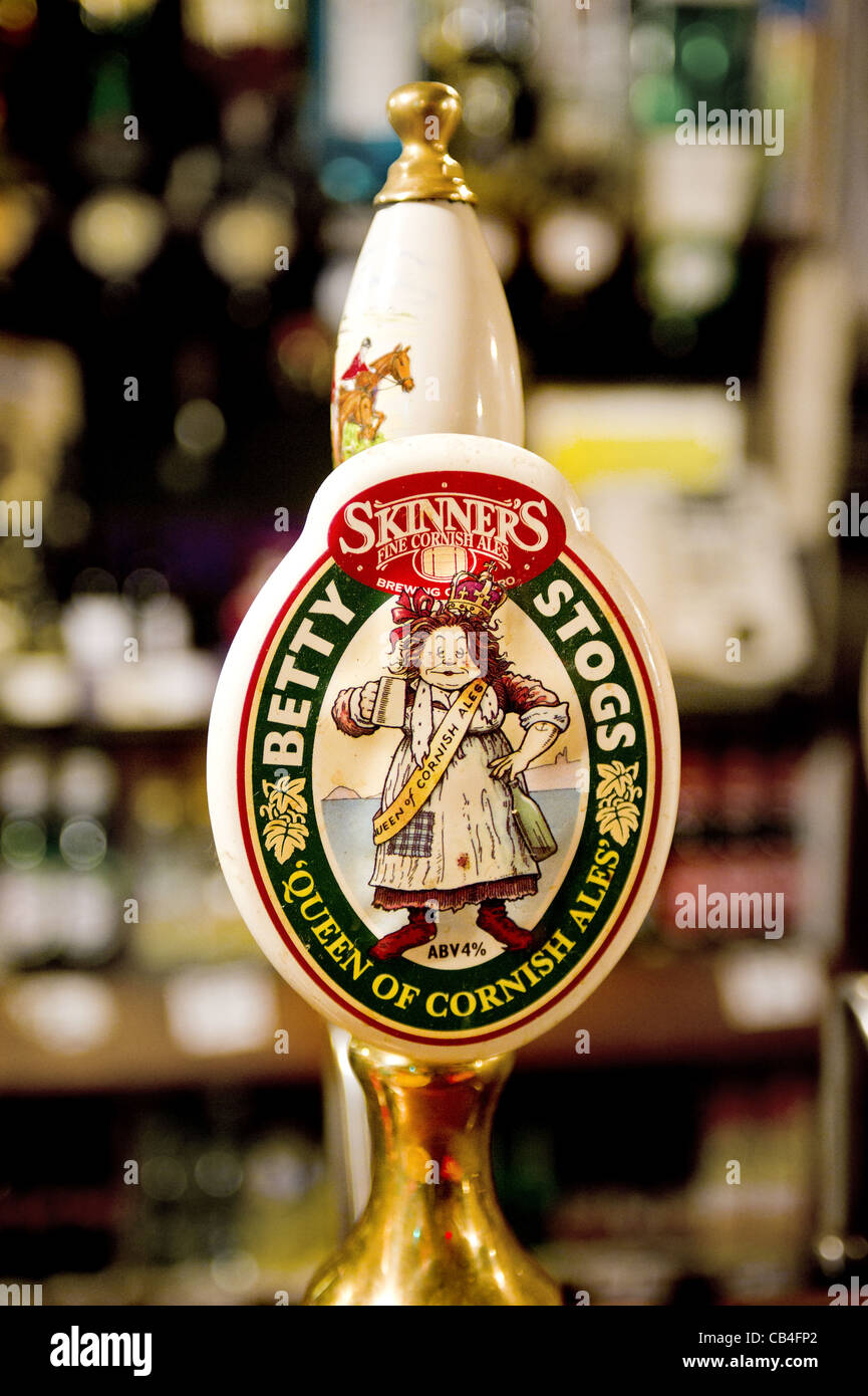 Gefässhenkel Betty Stogs Bier in einem pub Stockfoto