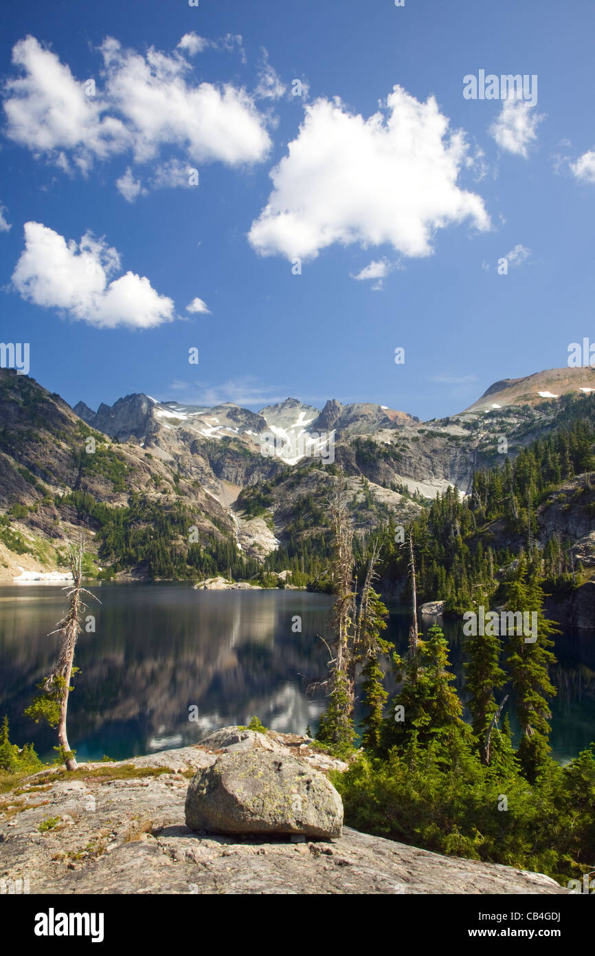 WASHINGTON - Mount Daniel erhebt sich über Spaten-See in der alpinen Seen Wildnis des Wenatchee National Forest. Stockfoto