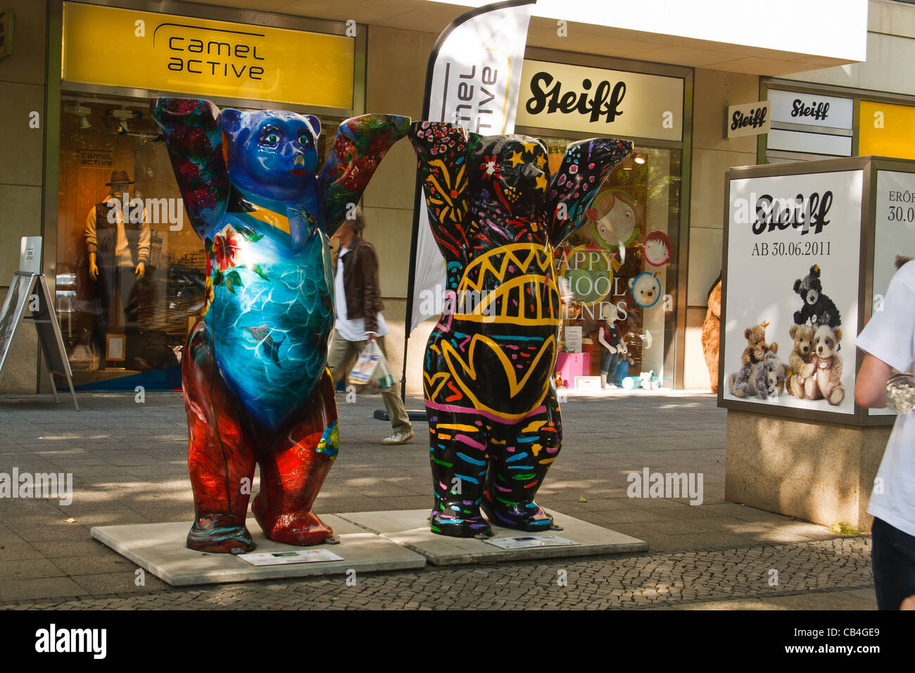 Zeile der United Buddy Bears - bemalte lebensgroße Fiberglas Skulpturen am Kurfürstendamm, Berlin, Deutschland. Stockfoto