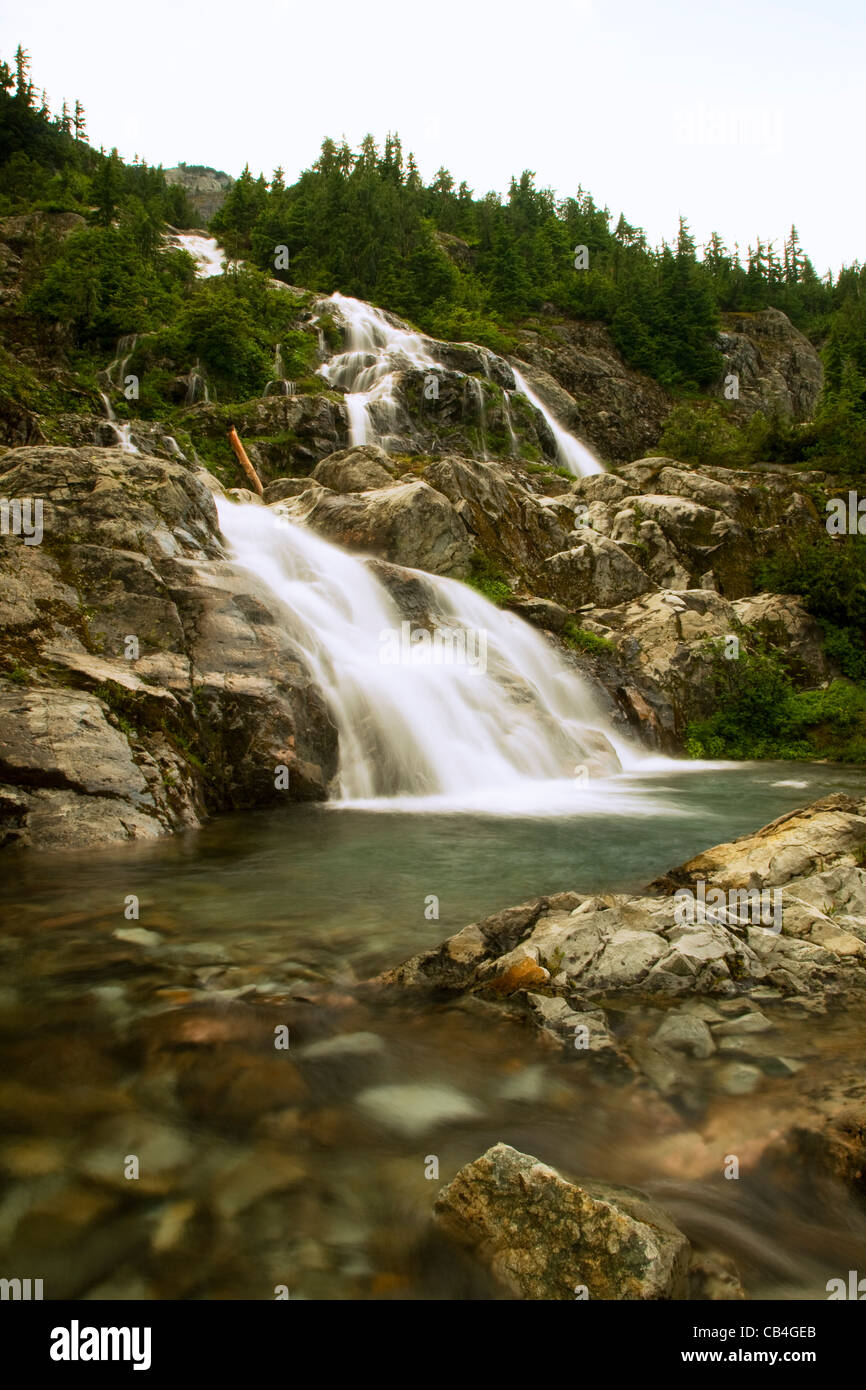 Wasserfall in See Ivanhoe unter niederländischen Miller Lücke während einer nachmittags Gewitters in der alpinen Seen Wildnis hinabsteigen. Stockfoto