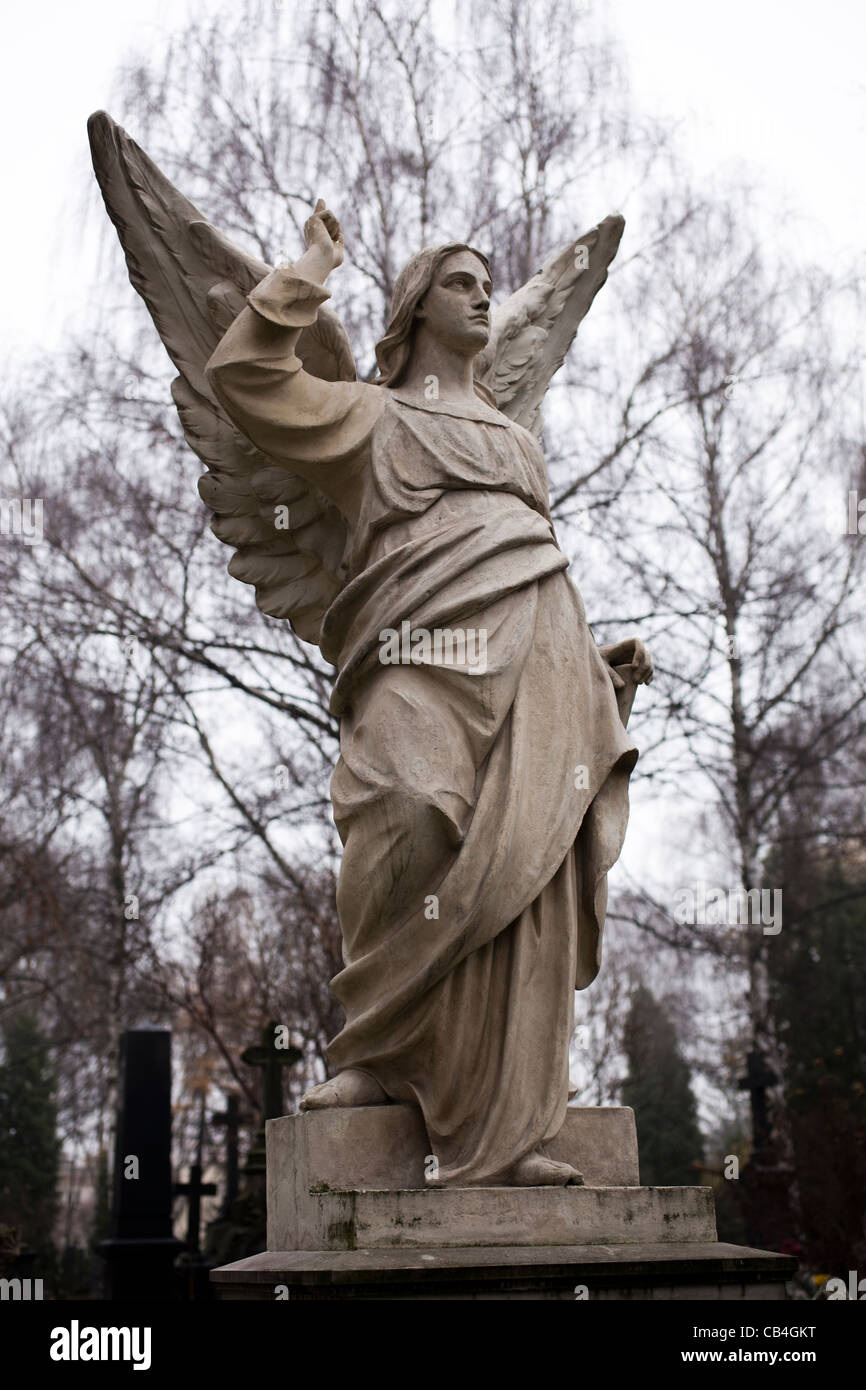 Schutzengel auf einem Friedhof Stockfoto