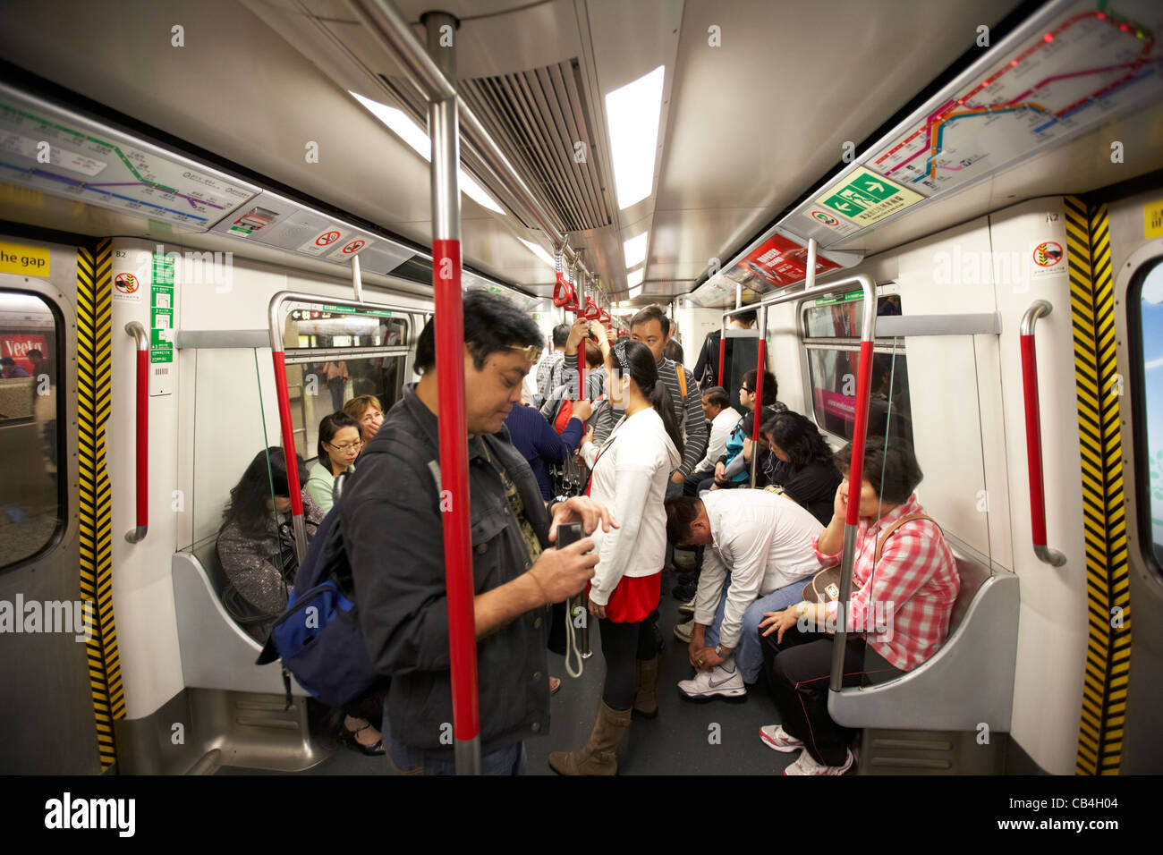 Passagiere an Bord Mtr u-Bahn Zug am Bahnhof Kowloon Hong Kong China Stockfoto