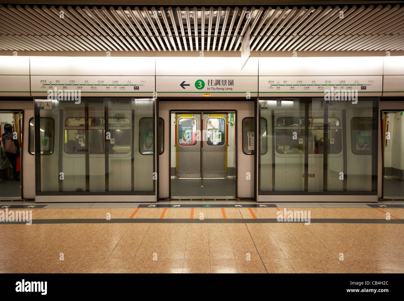 MTR u-Bahn mit Türen öffnen in Mong Kok Station Kowloon Hong Kong China Stockfoto