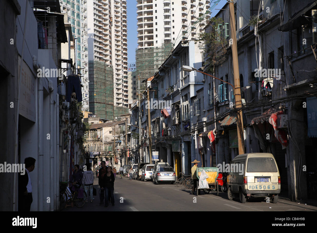 Straßenszene in Xiamen, China, Asien. Gegenüberstellung der Kontrast zwischen alten & neue China zeigen Stockfoto