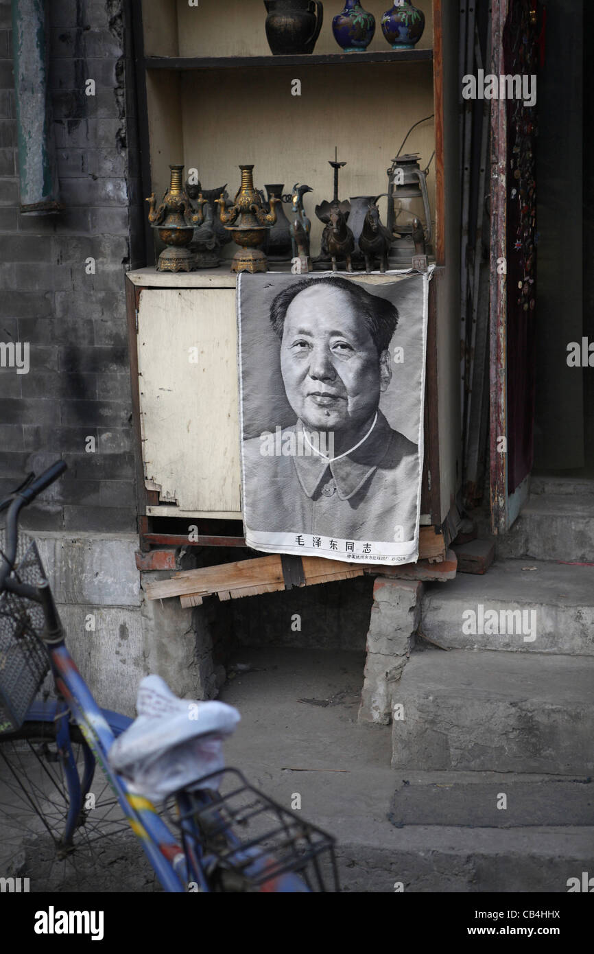 Vorsitzender Mao Tse-Tung Plakat und traditionelle chinesische Töpfe für Verkauf winzige Backstreet Shop zum Verkauf Hutong Gegend Peking Asien Stockfoto