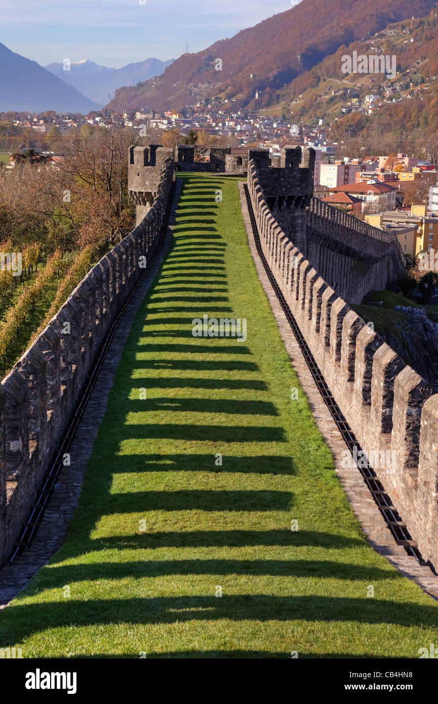 Burgmauern von Castel Grande in Bellinzona, Ticino, Schweiz - ist ein Weltkulturerbe der UNESCO Stockfoto