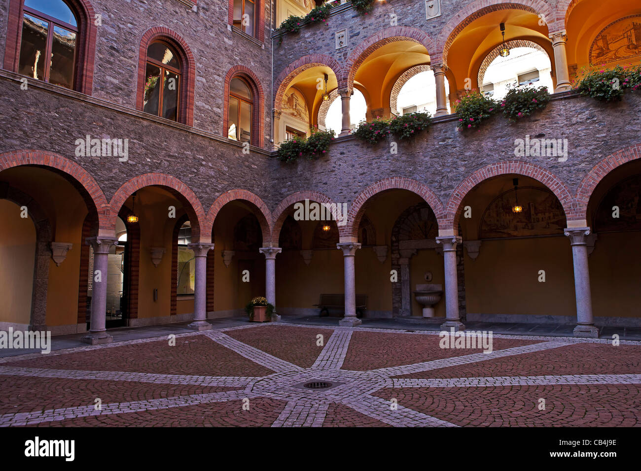 Hof des Palazzo Civico, das Rathaus in Bellinzona, Tessin, Schweiz Stockfoto