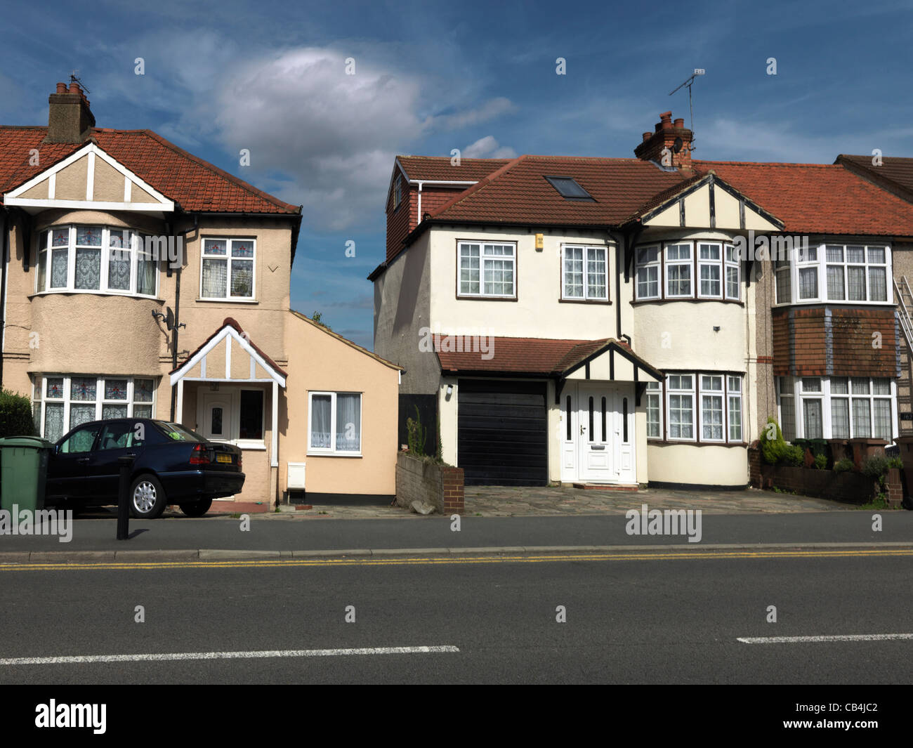 Einer Reihe von Doppelhäusern mit Gärten in England gepflastert Stockfoto