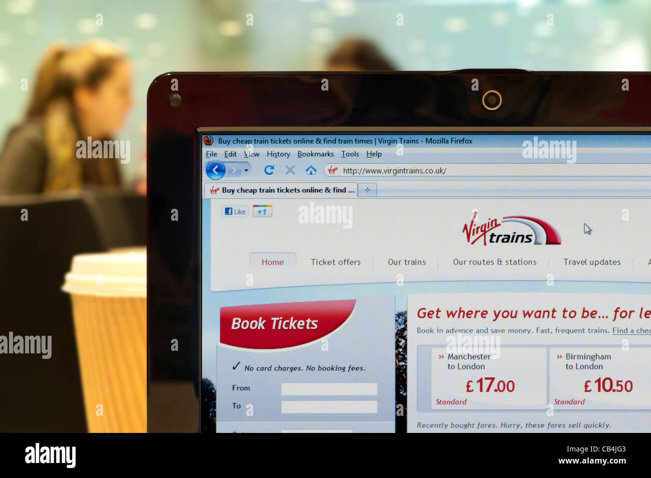 Die Virgin Trains Website erschossen in einem Coffee-Shop-Umfeld (nur zur redaktionellen Verwendung: print, TV, e-Book und redaktionelle Webseite). Stockfoto