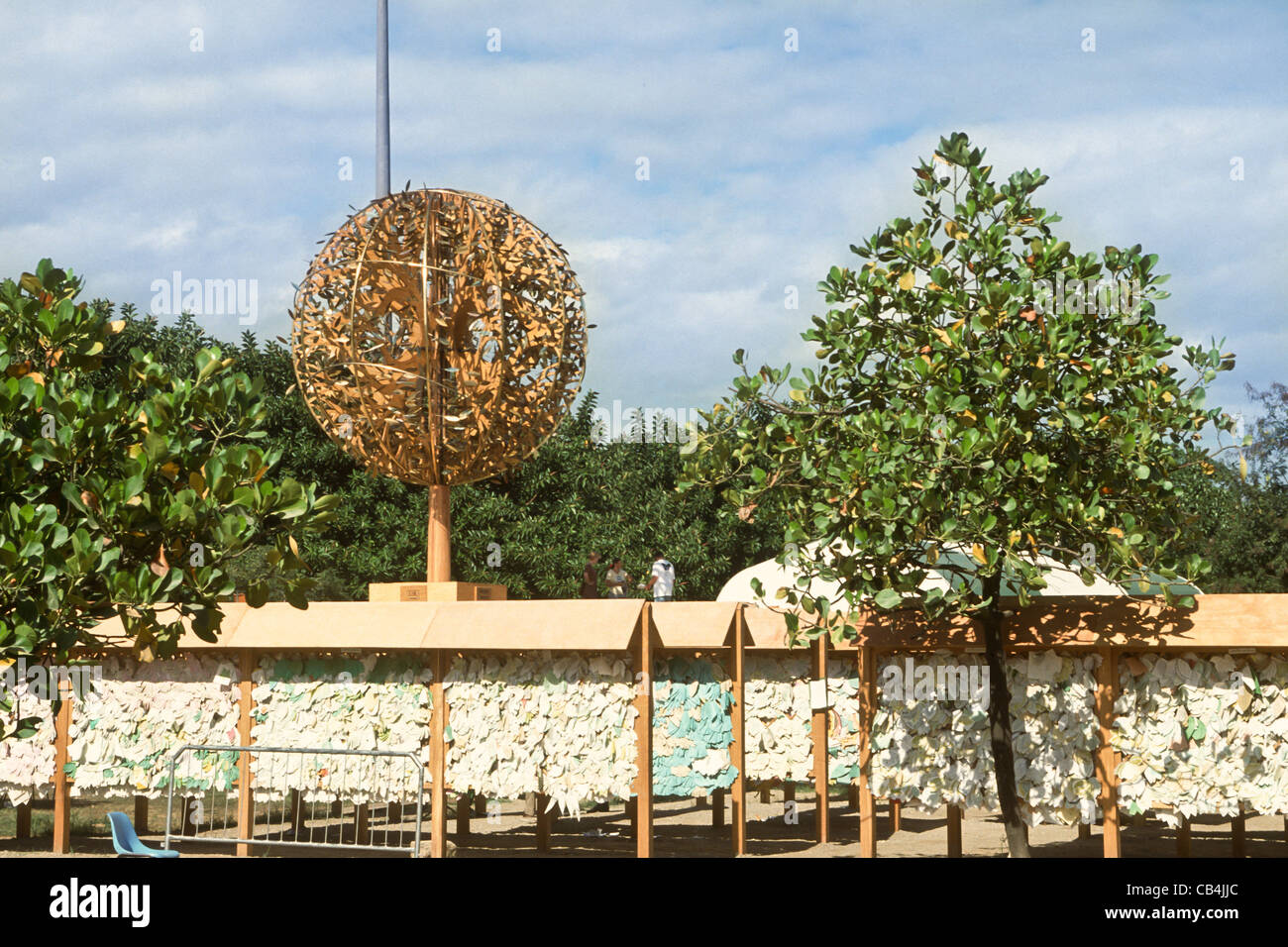 UN-Konferenz über Umwelt und Entwicklung, Rio De Janeiro, Brasilien, 3. bis 14. Juni 1992. Global Gathering. Der Baum des Lebens mit individuellen Zusagen an Brettern befestigt. Stockfoto