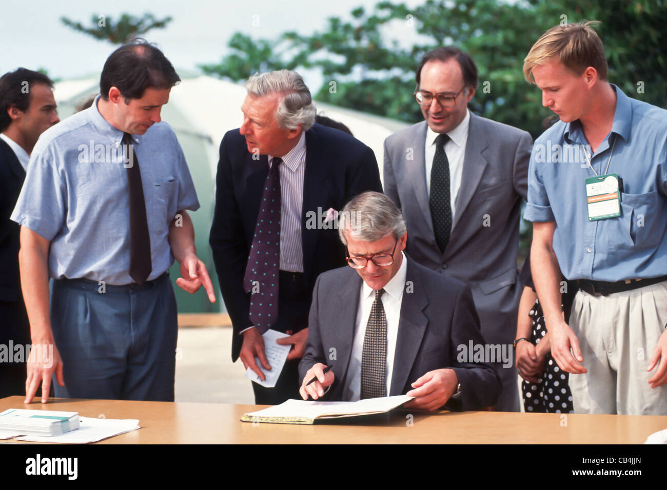 UN-Konferenz über Umwelt und Entwicklung, Rio De Janeiro, Brasilien, 3. bis 14. Juni 1992. Global Forum; Jonathon Porritt, Overseas Development Administration Vertreter Gordon Armstrong, John Major, Umwelt-Staatssekretär Michael Howard; John Major schreiben sein Versprechen. Stockfoto