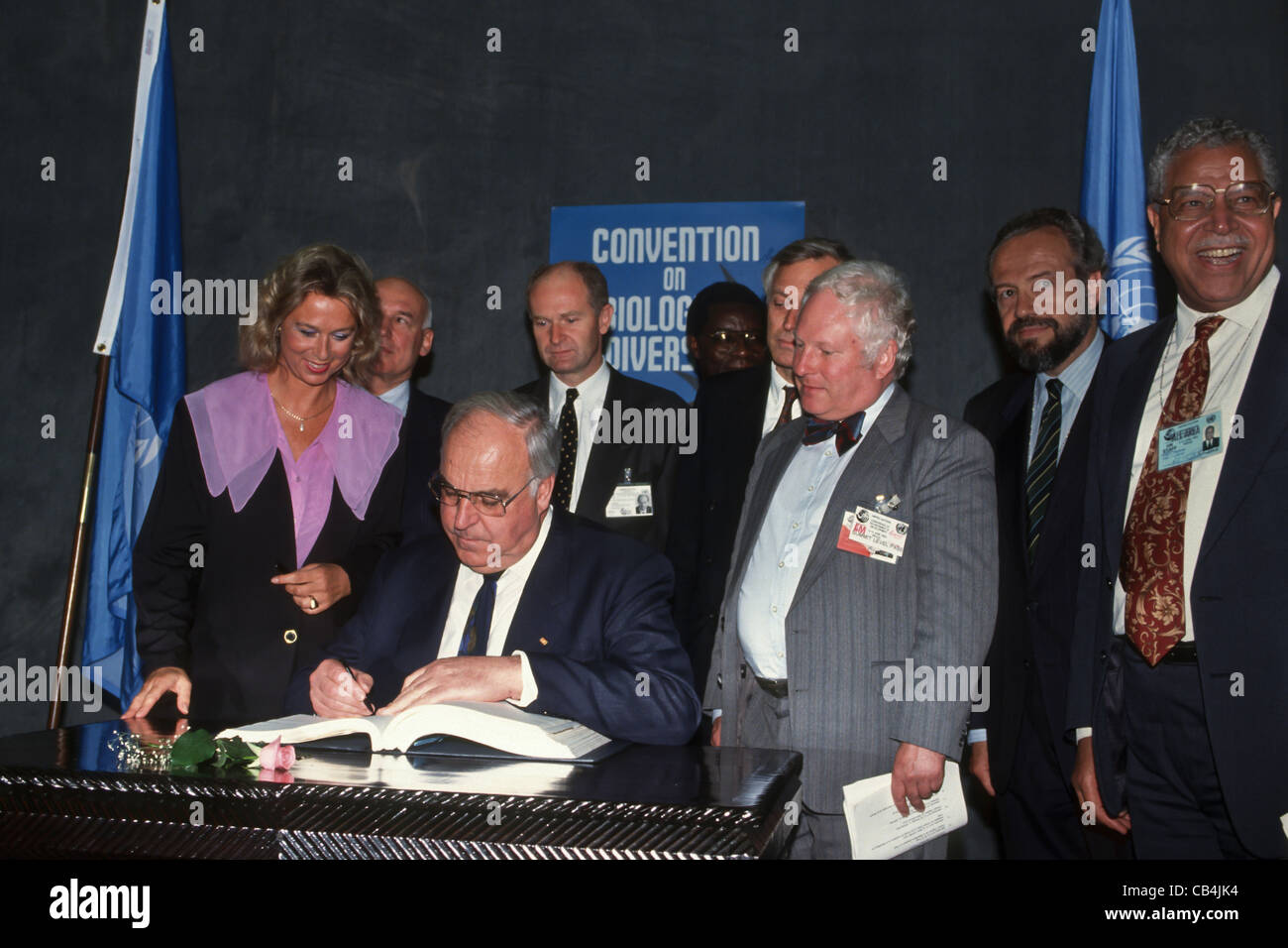 UN-Konferenz über Umwelt und Entwicklung, Rio De Janeiro, Brasilien, 3. bis 14. Juni 1992. Bundeskanzler Helmut Kohl Unterzeichnung der Biodiversitäts-Konvention Stockfoto