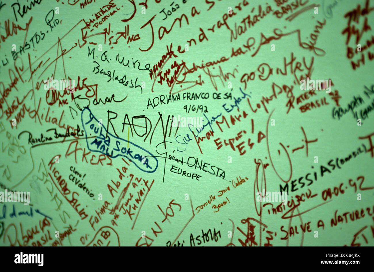 UN-Konferenz über Umwelt und Entwicklung, Rio De Janeiro, Brasilien, 3. bis 14. Juni 1992. Pfand-Signaturen von auf der ganzen Welt an einer Wand, einschließlich der Chief Raoni von der Kayapo Stockfoto