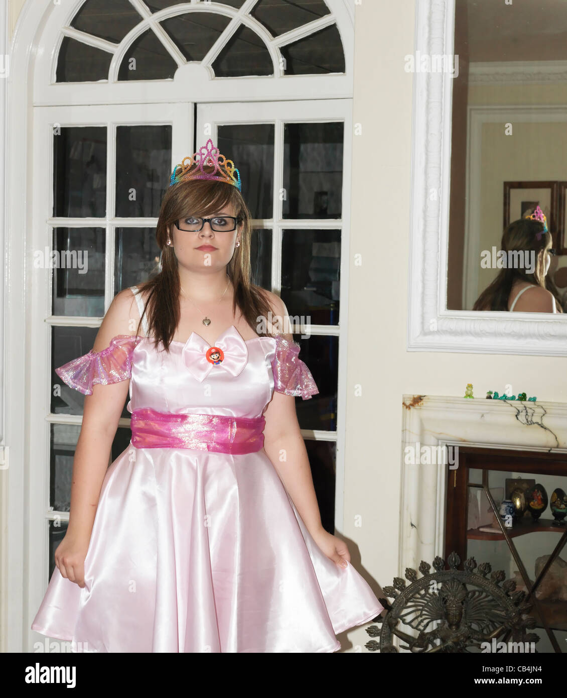 Teenager gekleidet wie eine Prinzessin für ein Kostümfest Stockfoto