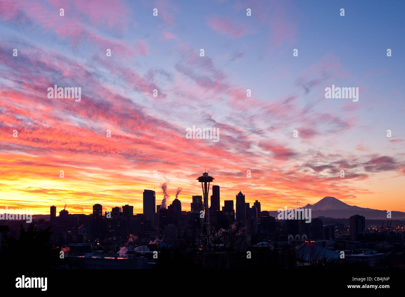Retro-Bild des Sonnenuntergangs der Skyline von Seattle mit Mount Rainier Stockfoto