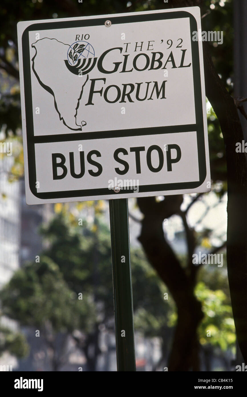 UN-Konferenz über Umwelt und Entwicklung, Rio De Janeiro, Brasilien, 3. bis 14. Juni 1992. Global Forum 92 Bus Stop-Schild mit Global Forum Logo. Stockfoto