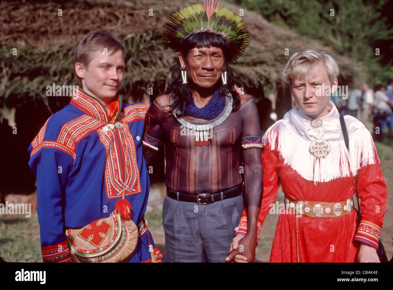 UN-Konferenz über Umwelt und Entwicklung, Rio De Janeiro, Brasilien, 3. bis 14. Juni 1992. Kayapo-Indianer Häuptling mit zwei Sami Ureinwohner aus Norwegen. Stockfoto