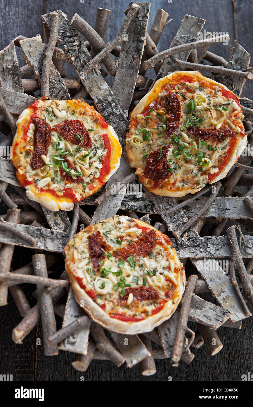 Pizza mit Hüttenkäse und Gartenkraeuter Stockfoto