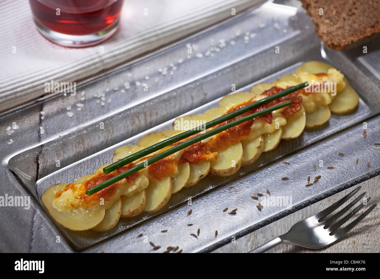 traditionelle Schweizer Gerichte: Kartoffeln mit Käse überbacken Stockfoto