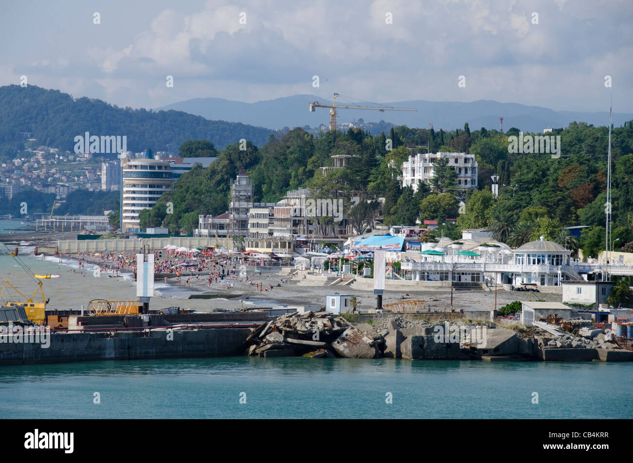Russland, Sochi. Am Meer Port & überfüllten Strand entlang dem Schwarzen Meer. Stockfoto