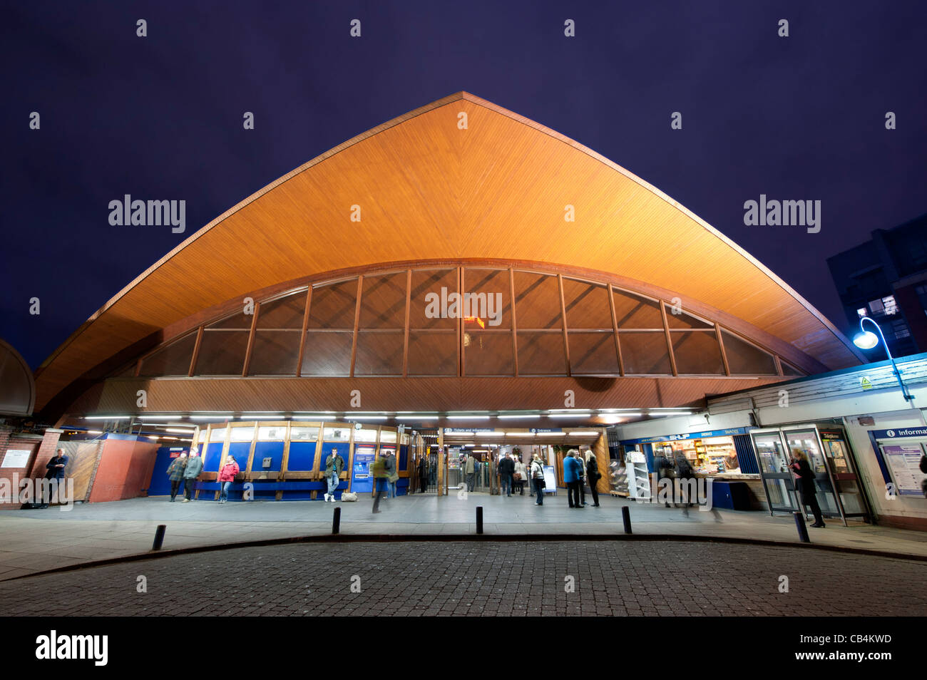 Ein dunkler Abend Nachtaufnahme der Architektur der Bahn Bahnhof Oxford Road in Manchester. Stockfoto