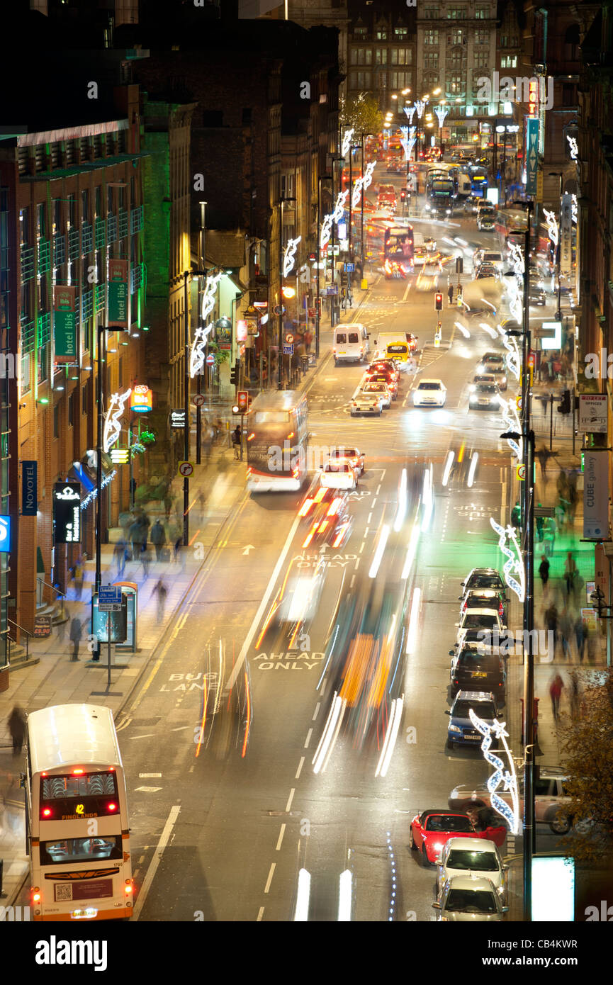 Nacht erschossen von einem beschäftigt, lebendige, energetische Portland Street in Manchester, mit Verkehr und Neonröhren. Stockfoto
