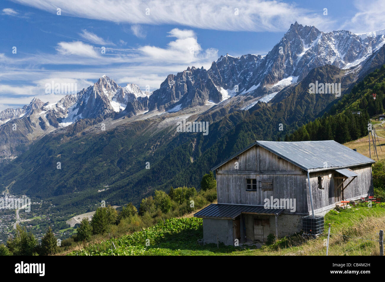 Blick von der Tramway du Mont Blanc auf den Col de Voza Tal von Chamonix Stockfoto