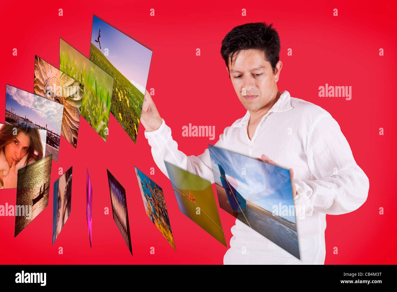 moderne junge Männer mit seinen Händen virtuelle Fotos durchsuchen Stockfoto