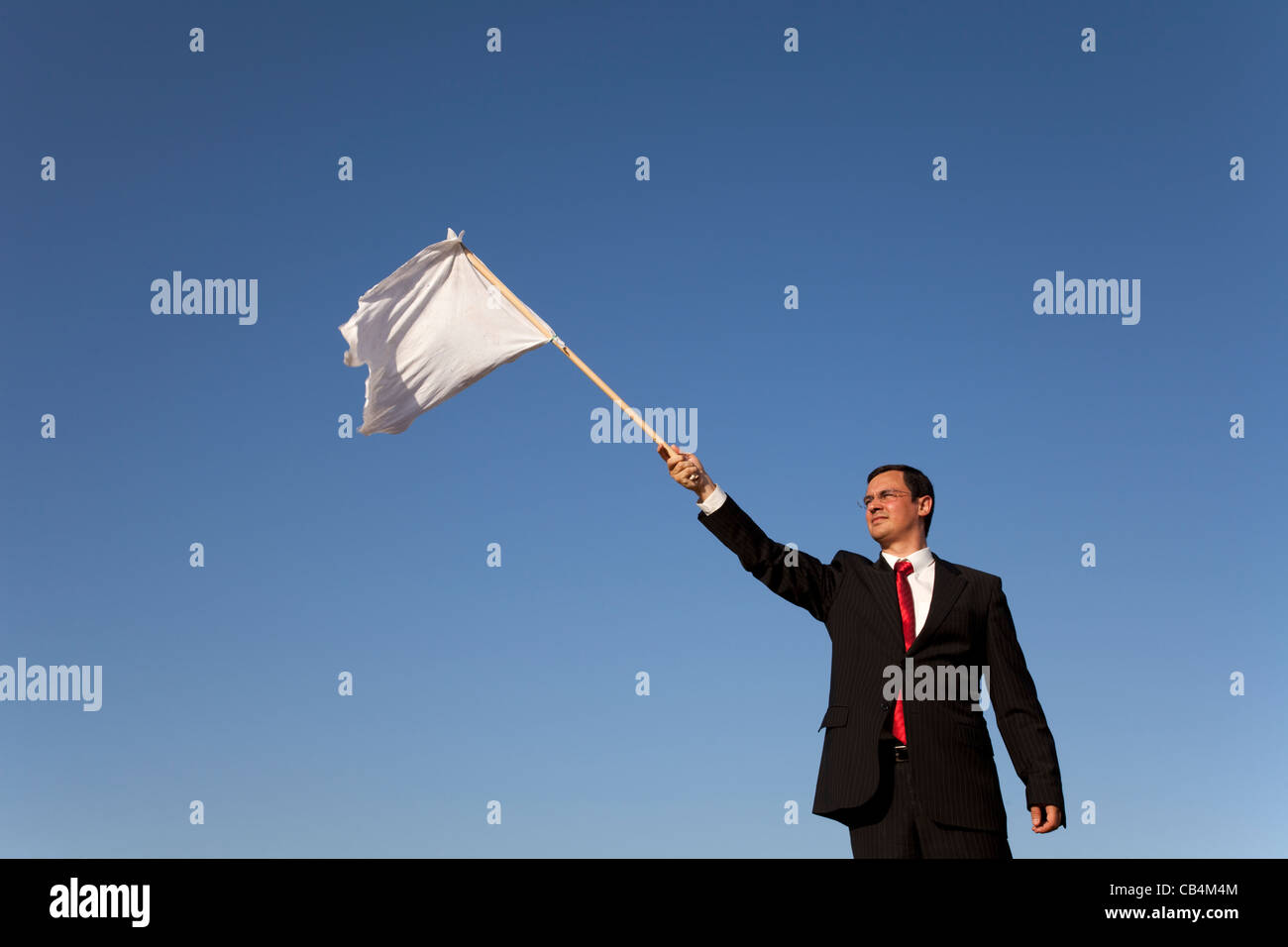 Unternehmer fordern Hingabe mit einer weißen Fahne Stockfoto