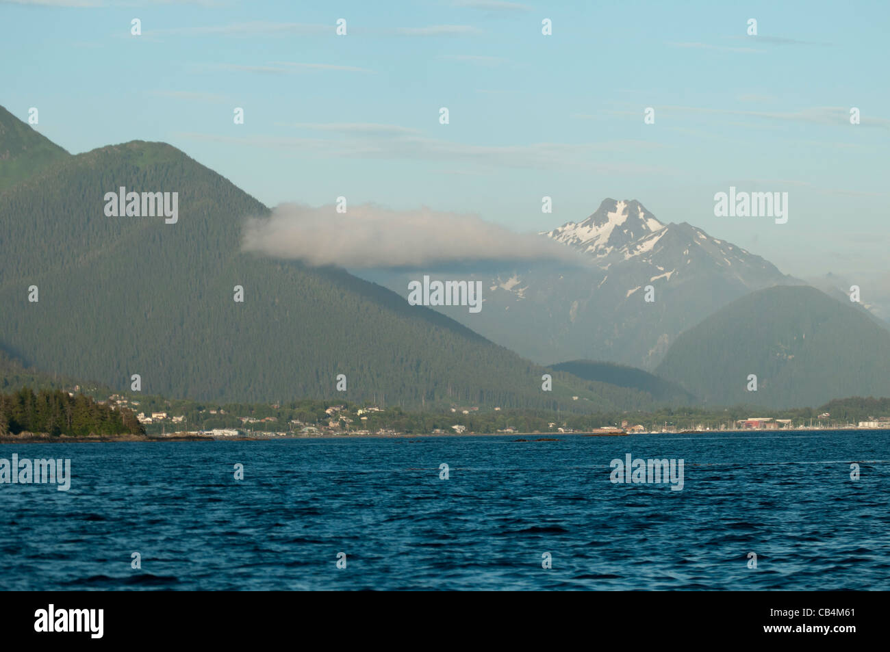 Sitka, Alaska, Cross Mountain im Hintergrund rechts Stockfoto