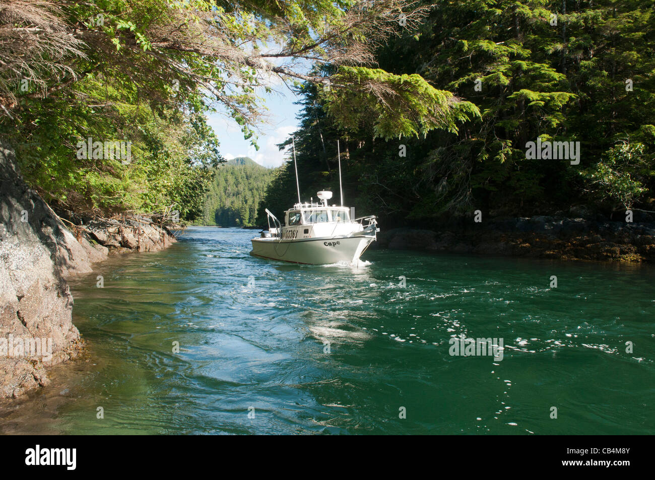 Den schmalen Kanal zwischen zwei Inseln, Nord Durchgangsstraße, Sitka, Alaska Stockfoto