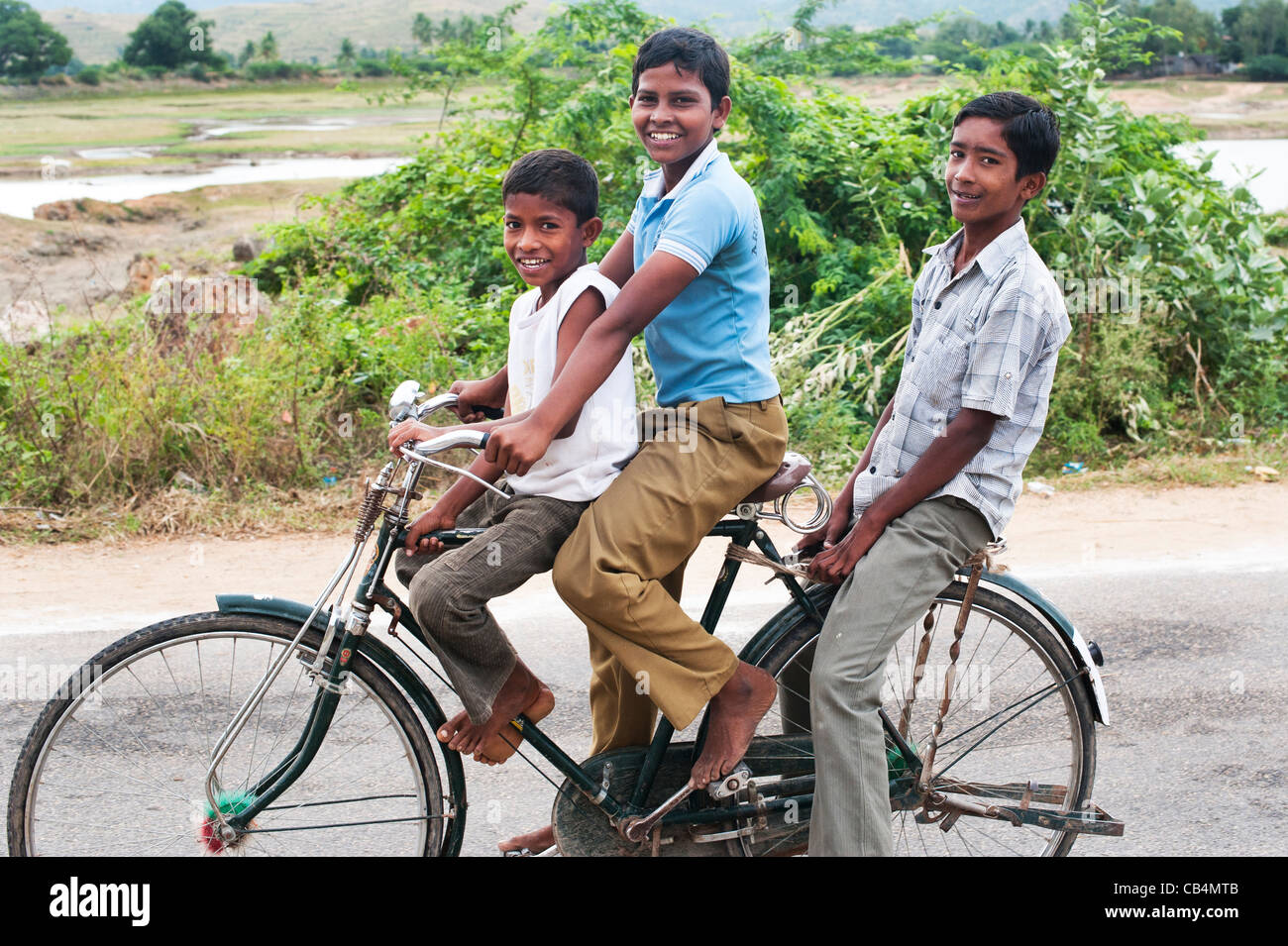 Drei indische Kinder mit dem Fahrrad. Andhra Pradesh, Indien Stockfoto