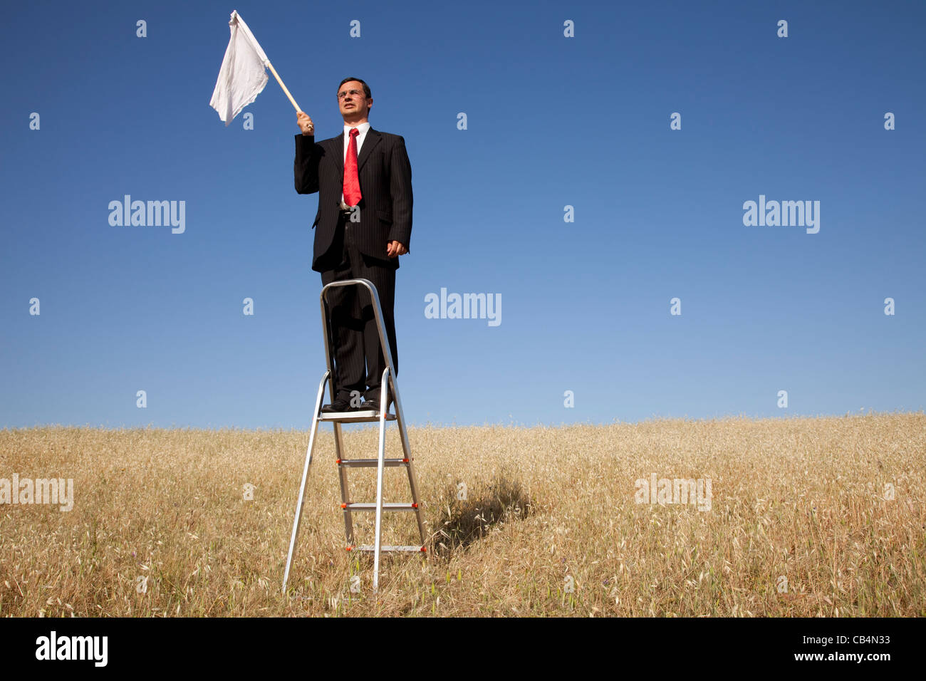 Unternehmer fordern Hingabe mit einer weißen Fahne Stockfoto