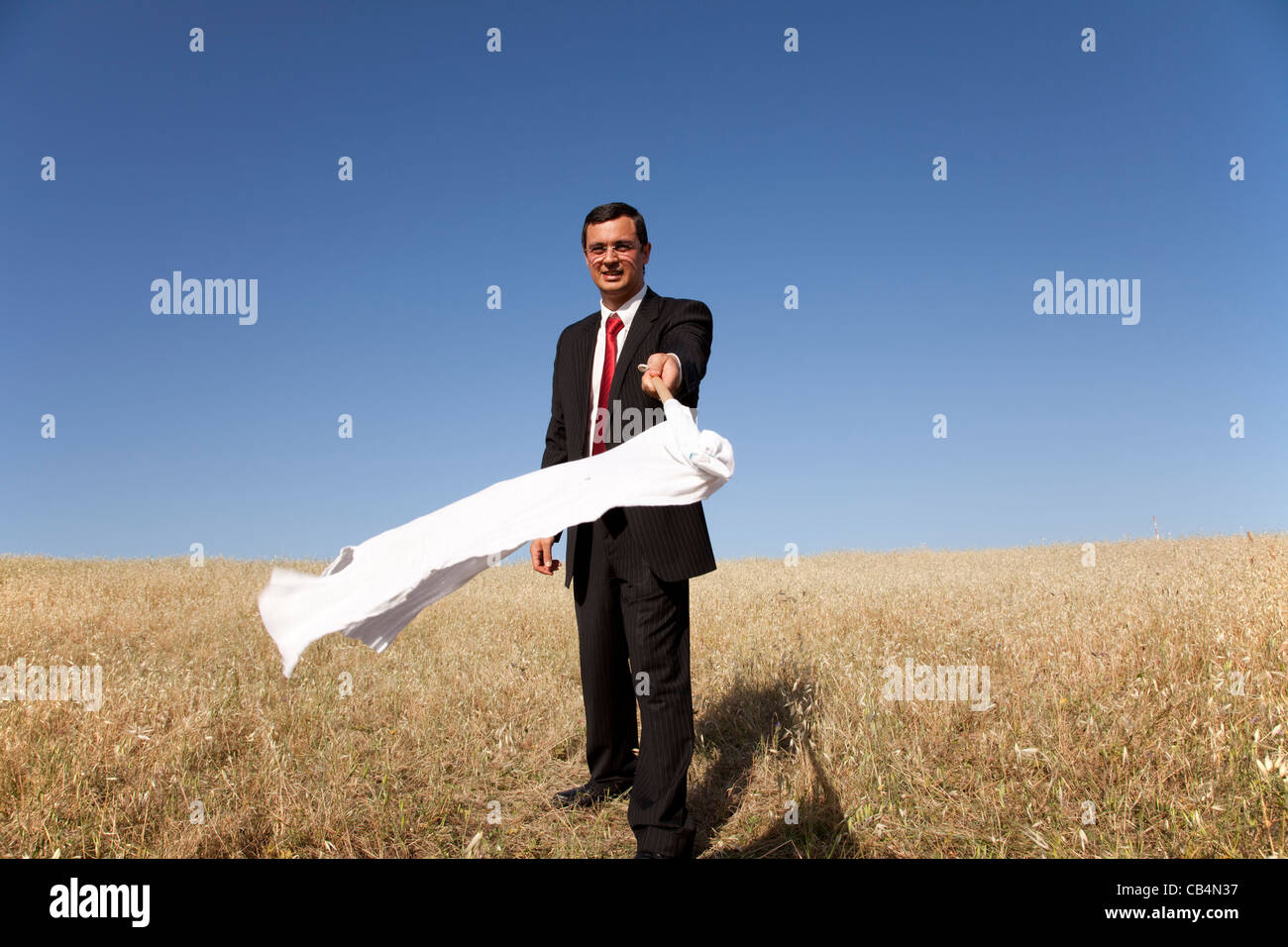 Unternehmer fordern Hingabe mit einer weißen Fahne (Tiefenschärfe) Stockfoto
