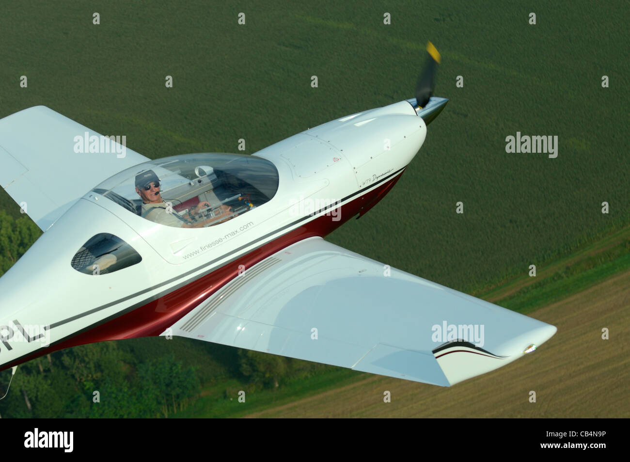 Kleine Sport-Europäische LSA Aerospool Dynamic Turbo-Flugzeug fliegen über Frankreich Stockfoto