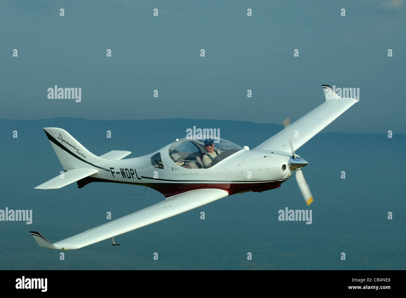 Kleine Sport-Europäische LSA Aerospool Dynamic Turbo-Flugzeug fliegen über Frankreich. Die deutschen Schwarzwald Bergkette zurück Stockfoto