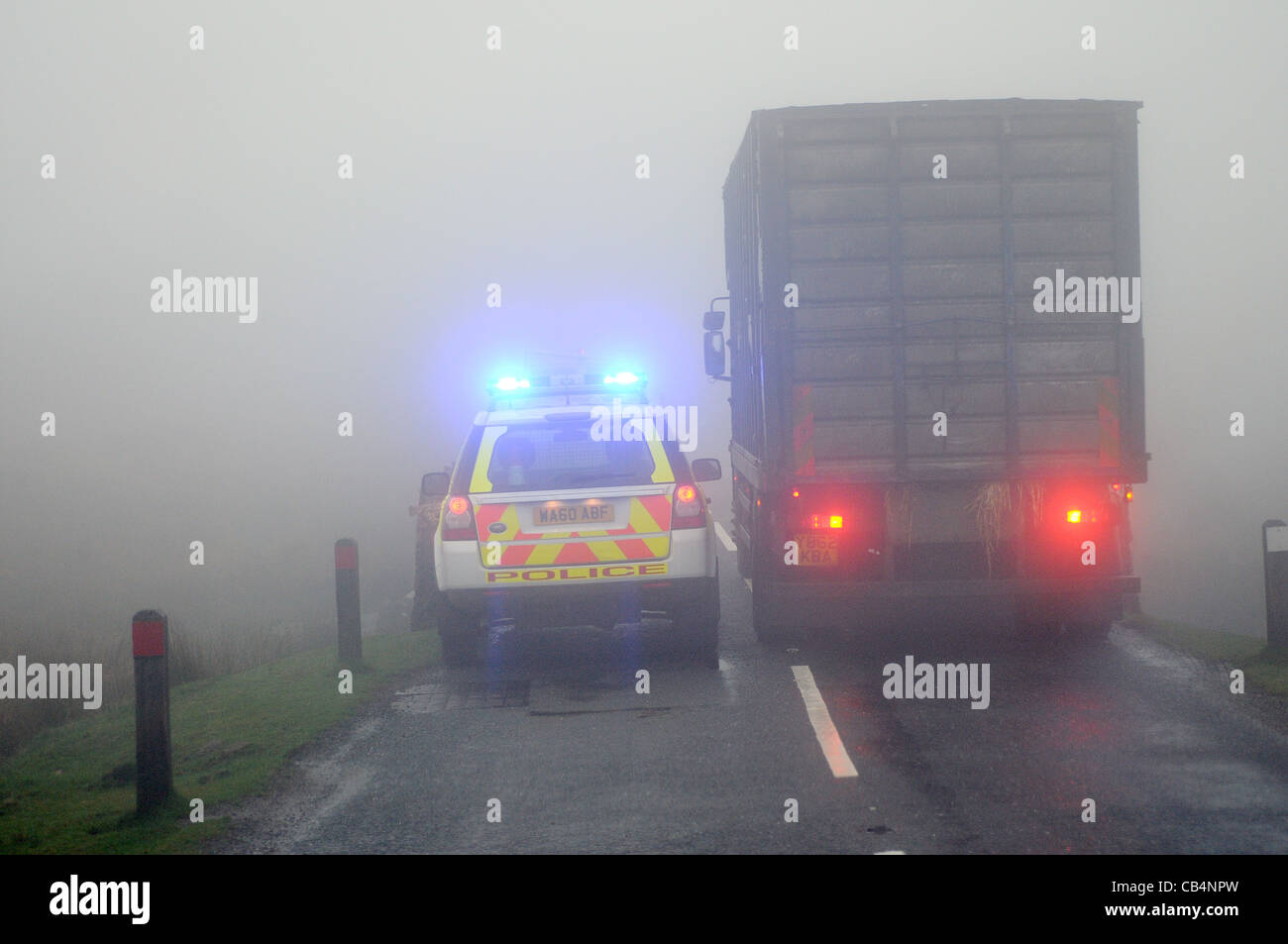 LKW überholt Devon und Cornwall Polizeiauto in Dartmoor Nebel, Devon und Cornwall Polizei, Verkehr, Transport, Transport, Stockfoto