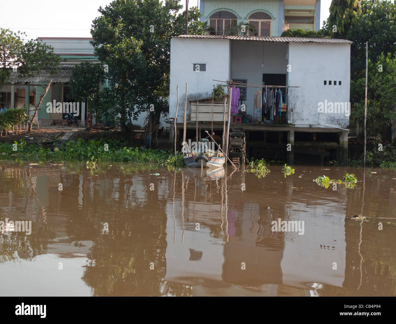 Stelzenhaus mit Ruderboot im Mekong-Delta, Vietnam Stockfoto