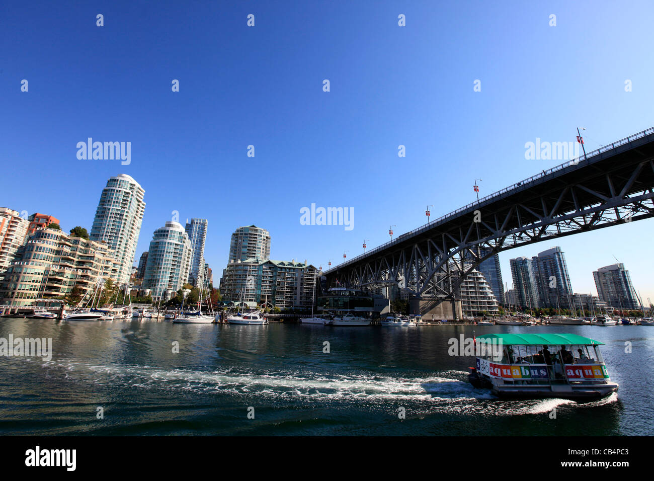 Vancouver BC, Granville Street Bridge und ein Wasser-taxi Stockfoto