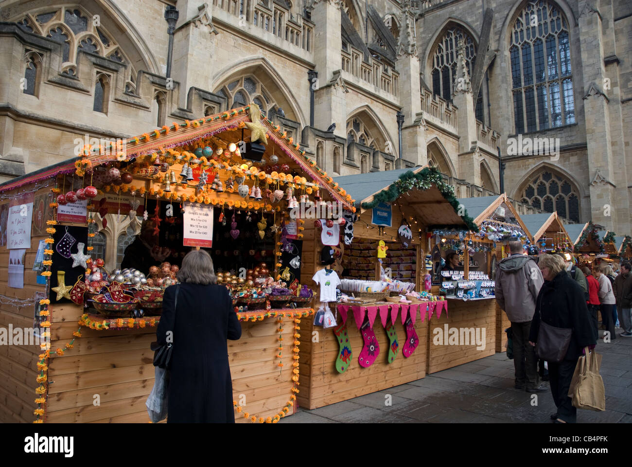 Bad-Weihnachts-Märkte außerhalb Bath Abbey Bath Spa Somerset England Vereinigtes Königreich Stockfoto