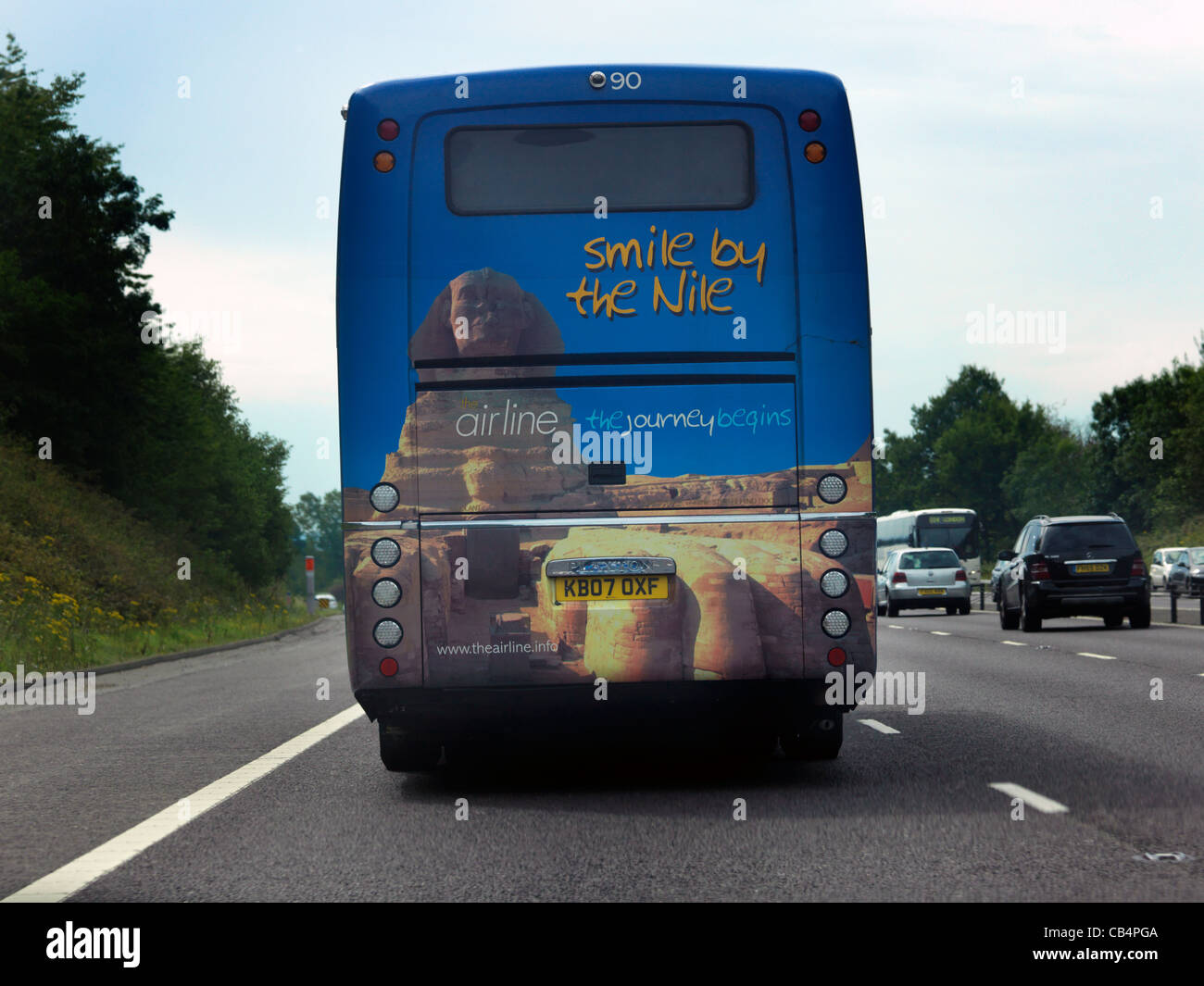 Werbung auf Bus mit Hilfe der M23 in der Nähe von Gatwick Flughafen Stockfoto