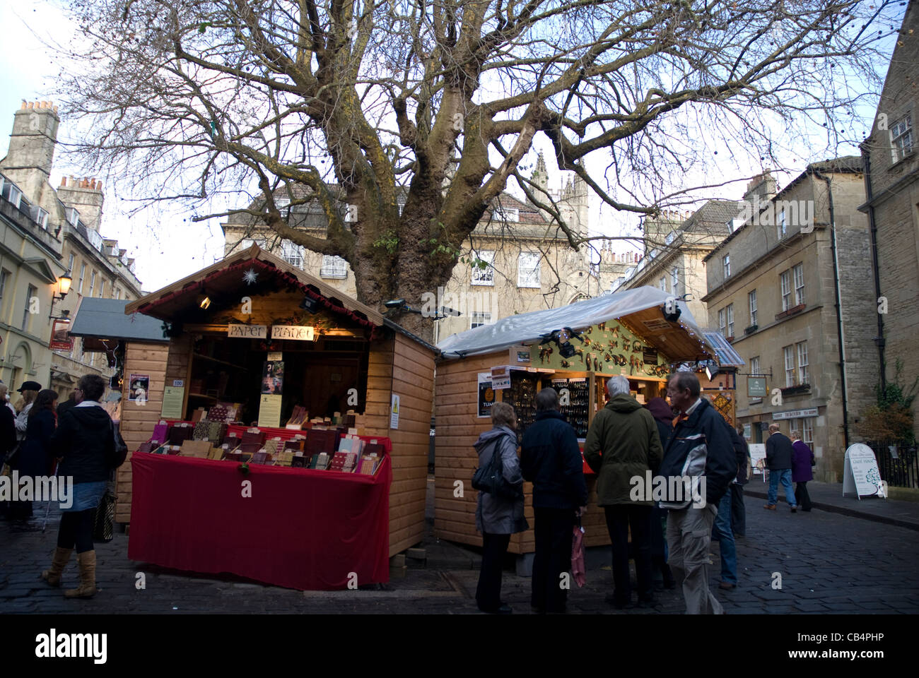 Bad Weihnachtsmärkte rund um den Baum auf Abbey Green Bath Spa Somerset England Großbritannien Stockfoto