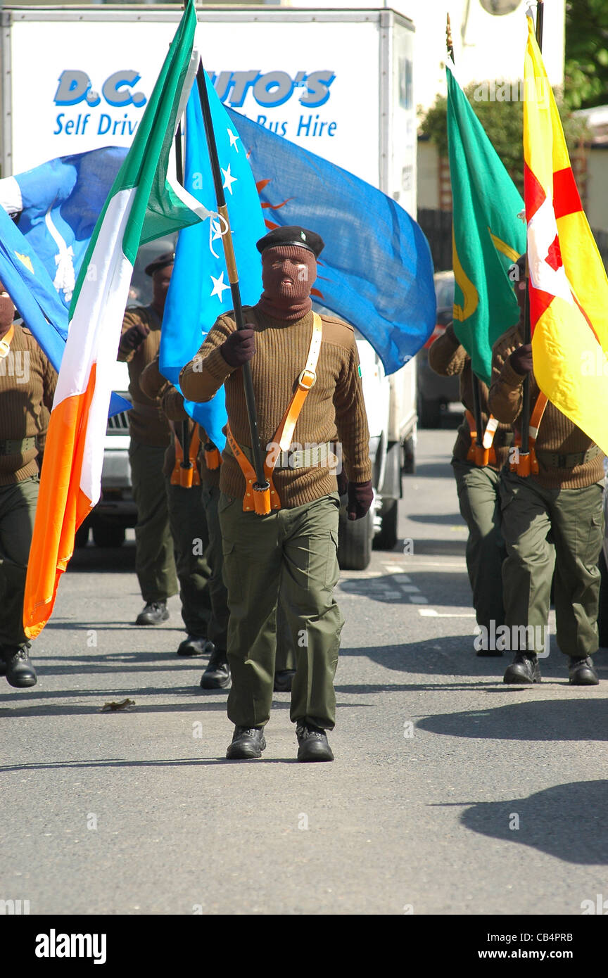 Mitglieder der Real IRA in einem 1916 Easter Rising Gedenken in Londonderry, Nordirland. Stockfoto