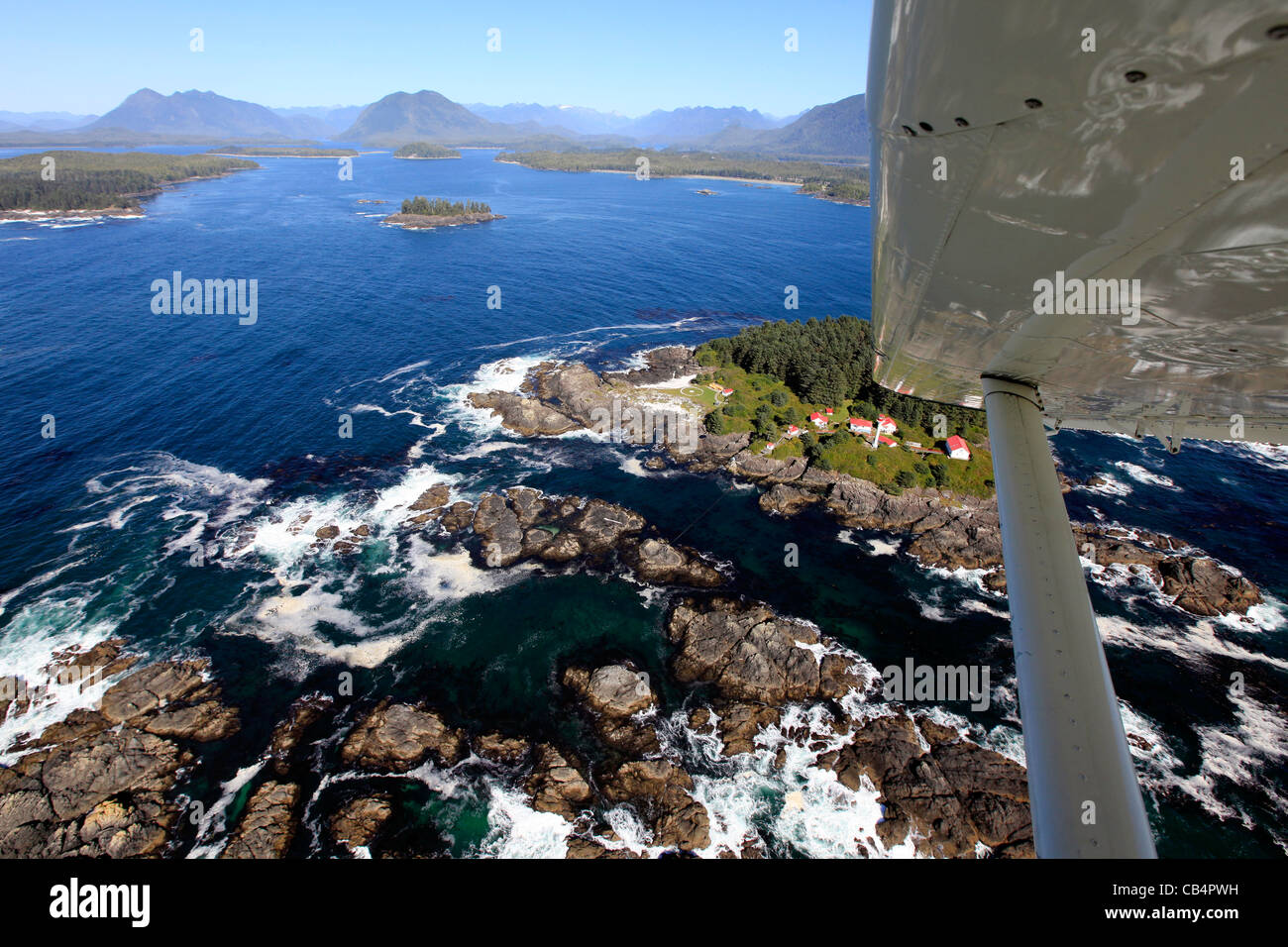 Flug über der Küste von Vancouver Island mit dem Wasserflugzeug auf einem malerischen flightq Stockfoto Flug über der Küste von Vancouver Island mit dem Wasserflugzeug auf einem malerischen flightq Stockfoto