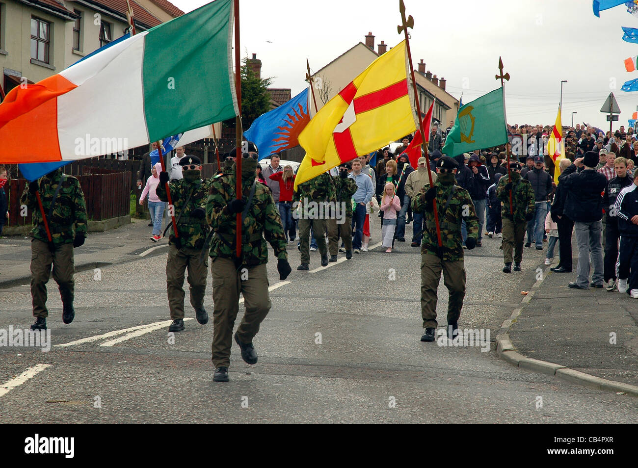 Mitglieder der Real IRA führen einen republikanischen Marsch um das Jahr 1916 Easter Rising, Londonderry, Nordirland zu gedenken. Stockfoto