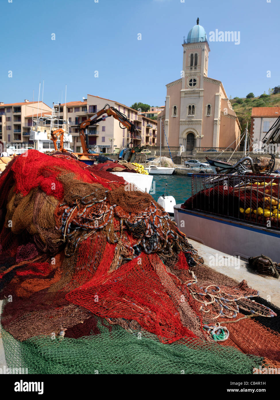 Port Vendres Languedoc-Roussillon Frankreich A Haufen der Fischerei Netze und Port Kirche La Notre Dame de Bonne Nouvelle Stockfoto