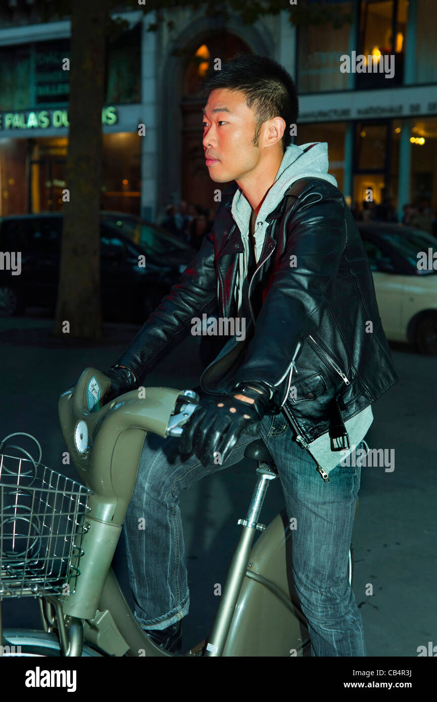 Paris, Frankreich, chinesische Jüngling auf Velib Fahrrad, Radfahren in der Nacht Stockfoto