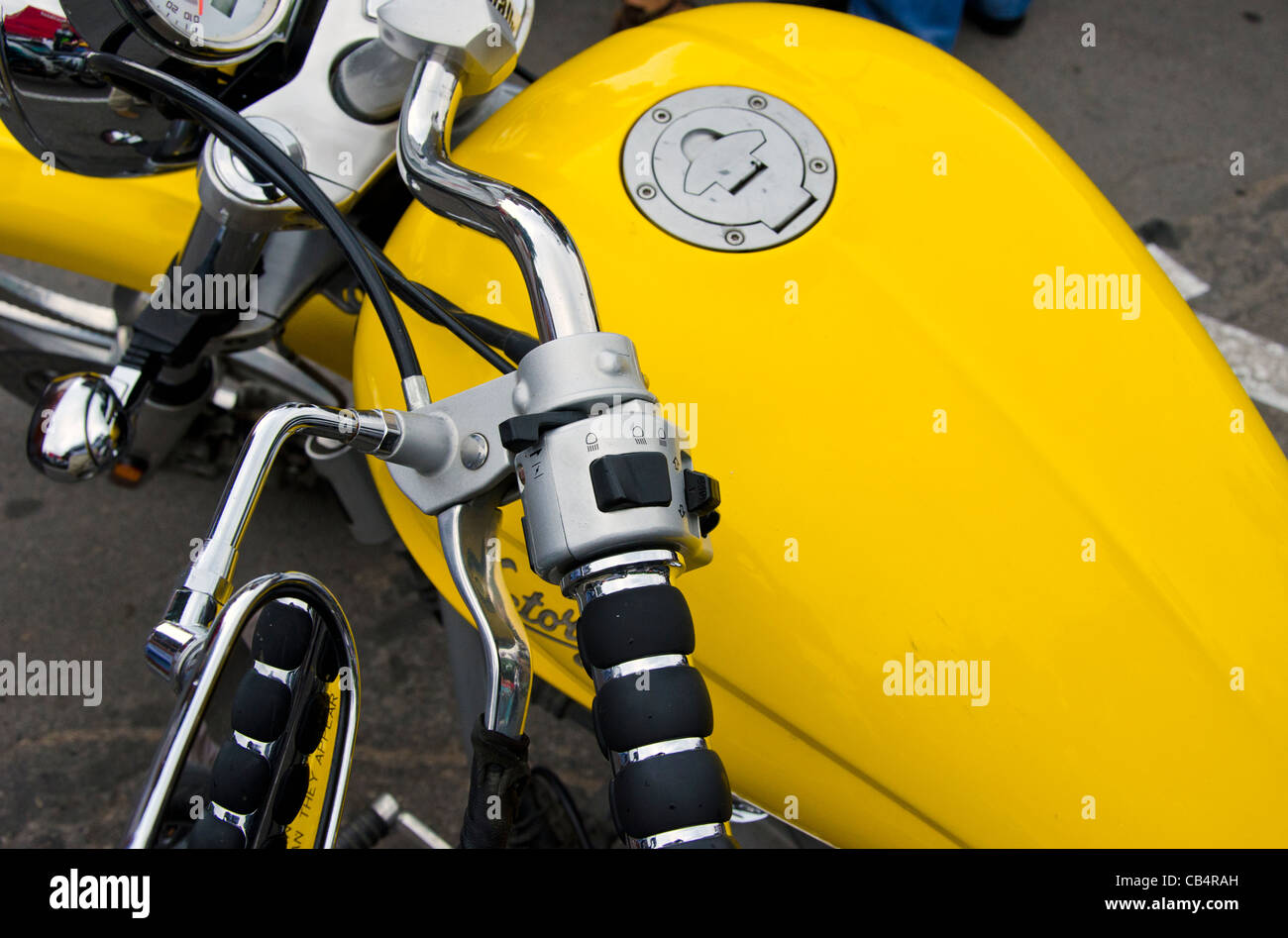 Motorrad-Rad und gelbe Benzin-Tank-Details. Risiko für Gesundheit Fahrzeug. Stockfoto
