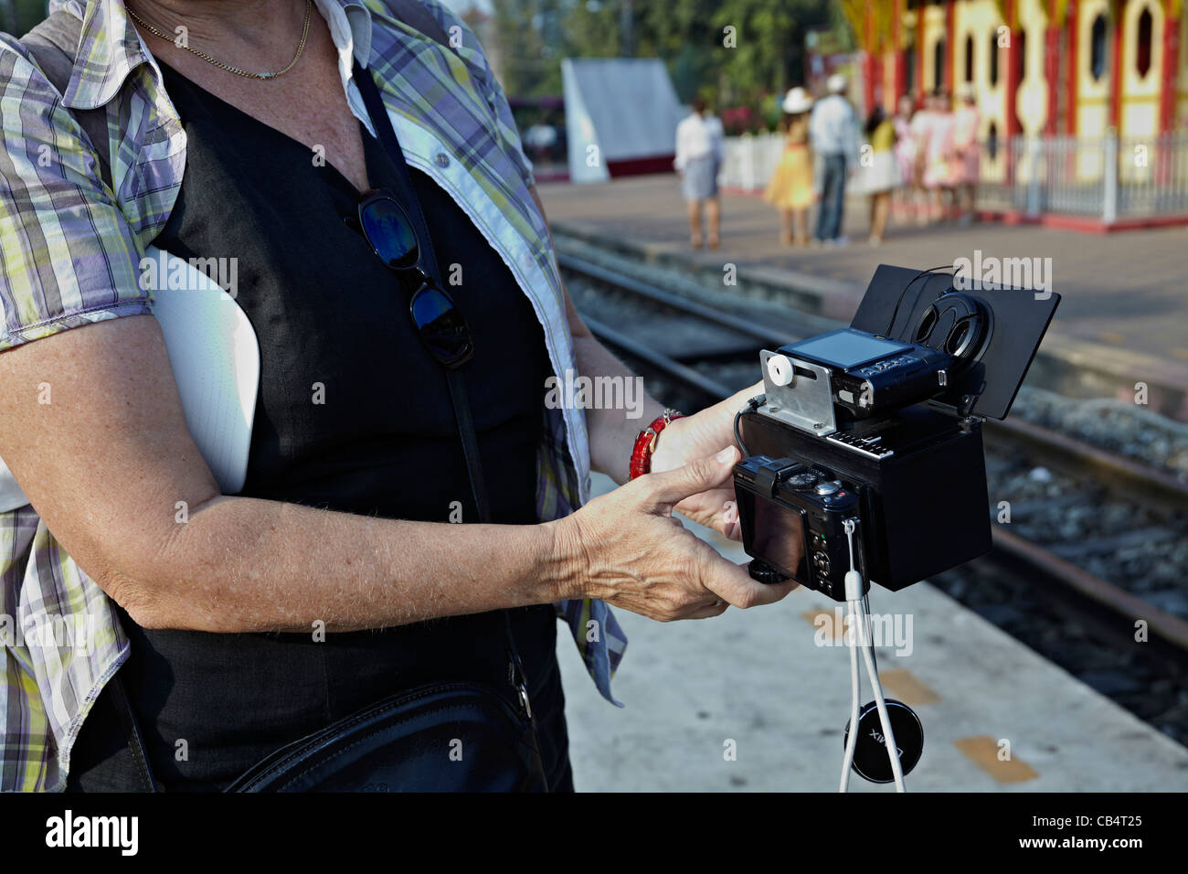 Fotografin mit eine ungewöhnliche Häutchen gespiegelten Stereo-3D Kamera-Rig unter Verwendung zwei Kompaktkameras. Stockfoto